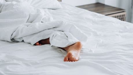 Überraschender Einschlaf-Hack: Füße raus aus der Decke!