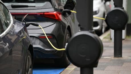 Schwarz-roter Koalitionsgipfel - Kippt Schwarz-Rot heute den E-Auto-Zwang?