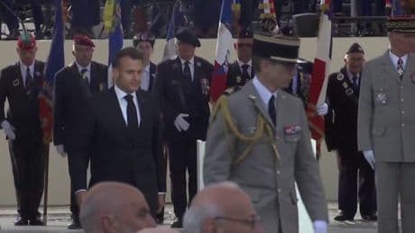 Commémorations du 8-Mai: les images du ravivage de la flamme par Emmanuel Macron
