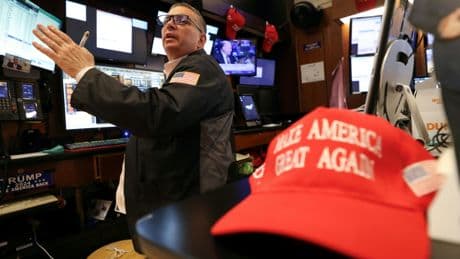 Wall Street finit la semaine dans le rouge, plombée par les menaces douanières de Trump