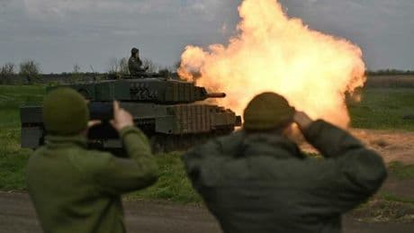 Guerra Ucraina, gli Stati Uniti si riavvicinano a Kiev: ripartono gli aiuti militari (dopo l'accordo sulle terre rare). Ma Vance è pessimista