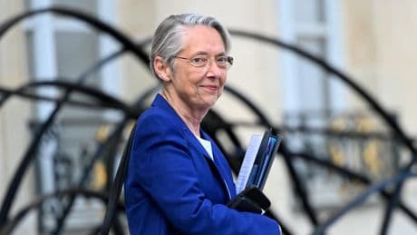 "Porter une force et une ligne centrale": Élisabeth Borne se pose en "facteur d'équilibre" au sein du gouvernement