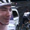 Juan Ayuso stapt met een gezwollen oog na een bijensteek uit de Giro