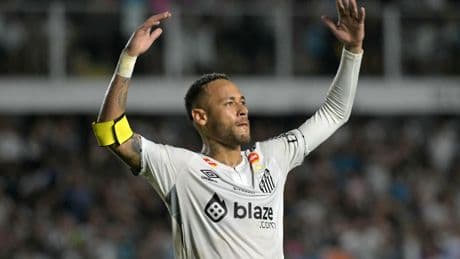 Neymar viert ’goal’ te vroeg dankzij alerte redding oud-AZ-doelman en krijgt uit frustratie ruzie met fan