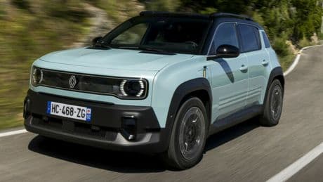 Renault 4 E-Tech, primo modello del brand con il One Pedal. È la quarta modalità di frenata rigenerativa attivabile