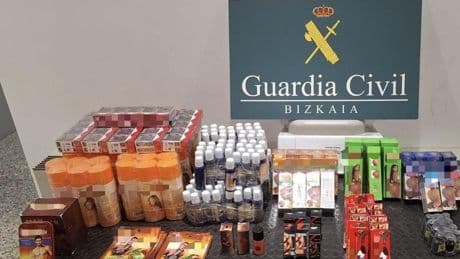 Intervienen potenciadores sexuales y tabaco de contrabando a un pasajero en el aeropuerto de Loiu