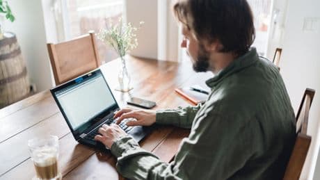 «La distance entrave la communication» : avec le télétravail, des salariés productifs mais exposés à de nouveaux risques