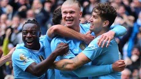 El City despide a un camarero por trabajar con una camiseta del United... y ojo a lo que sugiere un juez en Londres