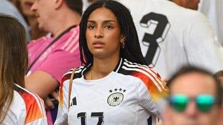 „Atemberaubend“ ++ „Bildhübsch“ - England-Presse feiert Wirtz-Freundin