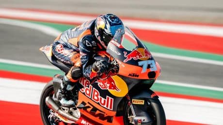 Día redondo para la sorpresa de Moto3: Perrone pasa de salvar una caída con la mano a hacer la pole