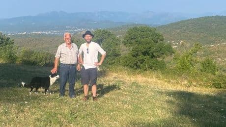 A Lussas, un cinéaste et des villageois se rapprochent en vue de fabriquer une série
