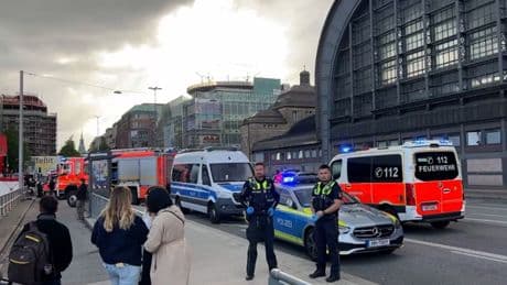 Amburgo, attacco con coltello alla stazione: 12 feriti, di cui tre in condizioni critiche. Arrestata una donna