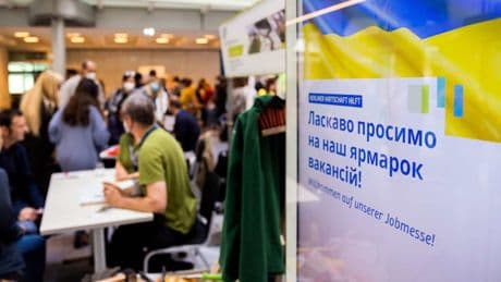 Ein Blick ins Nachbarland zeigt, warum in Deutschland wirklich so wenige Ukrainer arbeiten