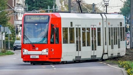 Kölner Innenstadt: KVB-Bahn rammt Joggerin auf Aachener Straße