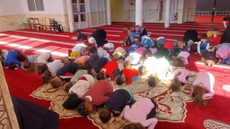 Bambini in ginocchio verso la Mecca: è polemica sull'iniziativa di un asilo parrocchiale
