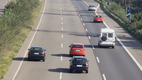 Wann ist es erlaubt? In diesen Fällen dürfen Sie andere Fahrzeuge rechts überholen