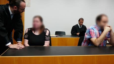 Prozess um misshandeltes Kind: Gefesselt, geschlagen und weggesperrt: Gericht verhängt gegen Eltern hohe Haftstrafen
