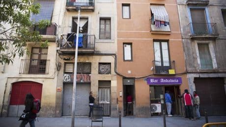 El Síndic de Greuges reclama una respuesta ante el desorden del cableado de las fachadas