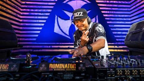 Dj Gizmo (60) reisde de hele wereld over, maar bleef berooid achter: ’Doordeweeks werk ik in de bouw, in het weekend sta ik op festivals’