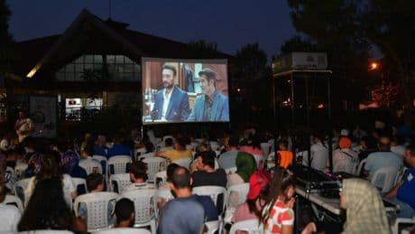 Bornova’da Açık Hava Sineması’yla gülmeye devam