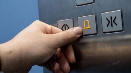 Aufzug bleibt stecken: Was Sie auf keinen Fall tun sollten