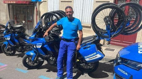 Deze ’blauwe superheld’ redde in zes tellen de Tour van Pogacar: ’Tadej zei ’thank you’ tegen me’