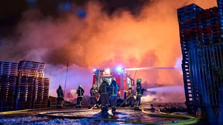 225 Feuerwehrleute im Einsatz: Löscharbeiten bei Lagerhalle in Berlin dauern an