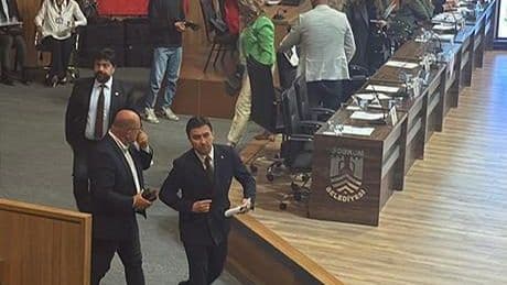 Bodrum'da olağan meclis toplantısında kendilerine söz verilmeyen AK Partililer salonu terk etti