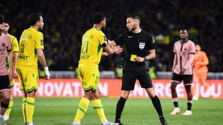 Football : les arbitres vont-ils bientôt être protégés par la police ?