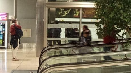 El truco de los indigentes para saltarse el control de Barajas: "Los agentes revisan en tu WhatsApp si esperas a alguien"