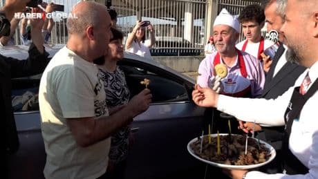 Kapıkule'den yurda giriş yapan gurbetçilere renkli karşılama
