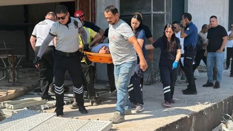Akdeniz Üniversitesi kampüsünde iş kazası: Su deposunda merdivenden düşen işçinin bacağı kırıldı