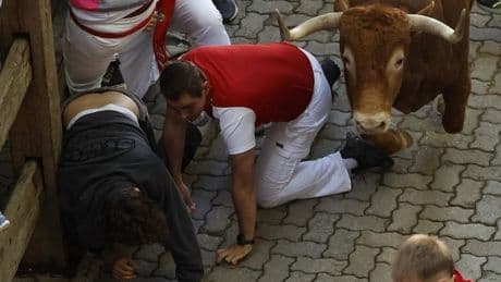 Fugaz y trepidante encierro de los toros de Álvaro Núñez en su estreno, con un herido por asta