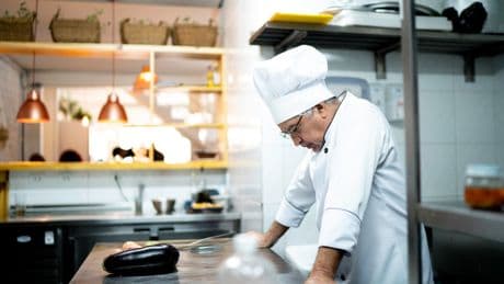 Fachkräftemangel und Gästeschwund: Wie die Gastronomie jetzt reagieren muss