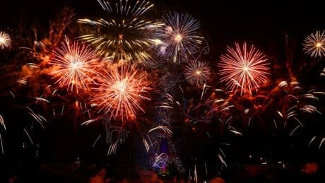 Feu d’artifice du 14 Juillet : un spectacle de drones impressionnant a illuminé le ciel de Paris