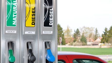 Mientras el petróleo se hunde en los mercados, el surtidor no: el misterio del precio de la gasolina