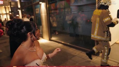 Partygäste evakuiert - Die ganze Szene! Feuerwehr sprengt Heiters-Hochzeit