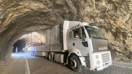 Tır tünele sıkıştı; tarihi Taş Yolu kapandı