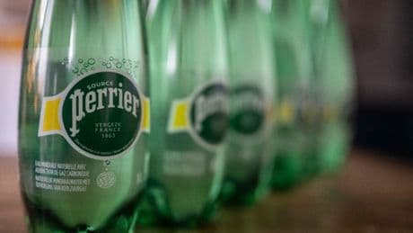 Scandale des eaux en bouteille : un rapport sanitaire défavorable à Nestlé a été modifié par l’État