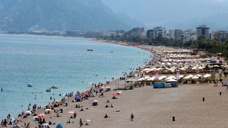 Antalya sahillerinde bayram yoğunluğu