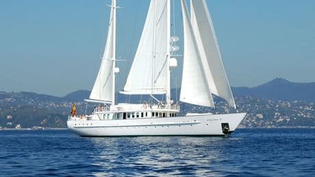 Así es el Mata Mua, el impresionante velero de la baronesa Thyssen que puedes alquilar por 8.000 euros al día
