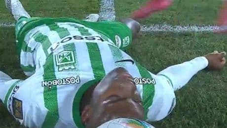 Susto tremendo: Andrés Román se desploma en pleno partido
