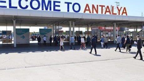 Bakan Ersoy açıkladı! Antalya'ya 1 günde 100 bin yabancı turist geldi