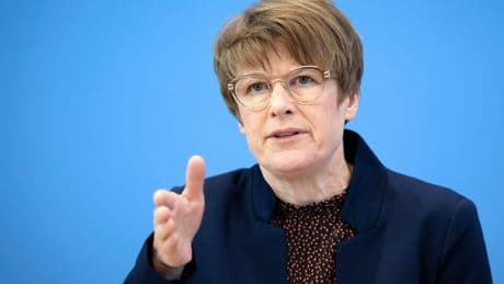 Ökonomin Grimm will bei Rente und Pflege kürzen