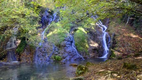 La ruta que esconde tesoros únicos de la naturaleza de Álava: un paseo de bosques, pozas y cascadas