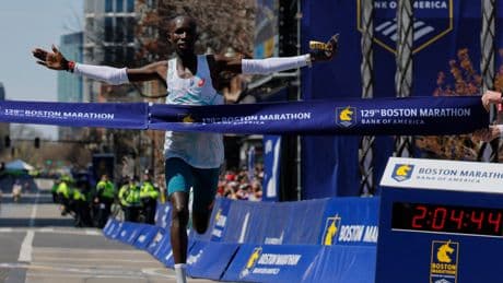 Victoria de los kenianos Sharon Lokedi y John Korir en el maratón de Boston