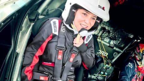 Ayuso reconoce el futuro circuito de F1 de Madrid en el coche de Carlos Sainz
