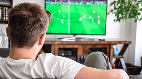 En Europe, combien payent les fans de football pour regarder leur championnat favori à la télévision ?