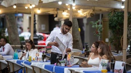 El jefe de un bar que extorsiona a sus camareros con las propinas: "Restaré dinero si no conseguís reseñas"