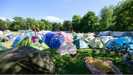 Angst vor Anschlägen und Antisemitismus - Linksradikale Zeltstadt in Frankfurts größtem Park